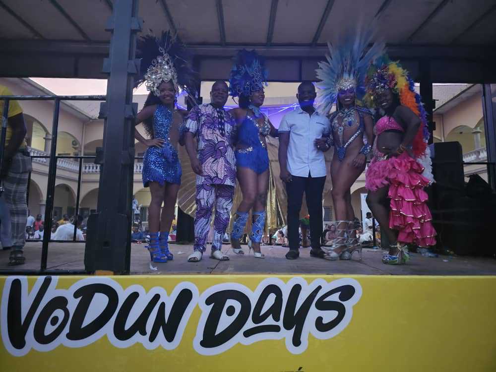 L’Honorable Armand GANSE, plus qu’épanoui parmi les Brésiliennes à Vodun Days