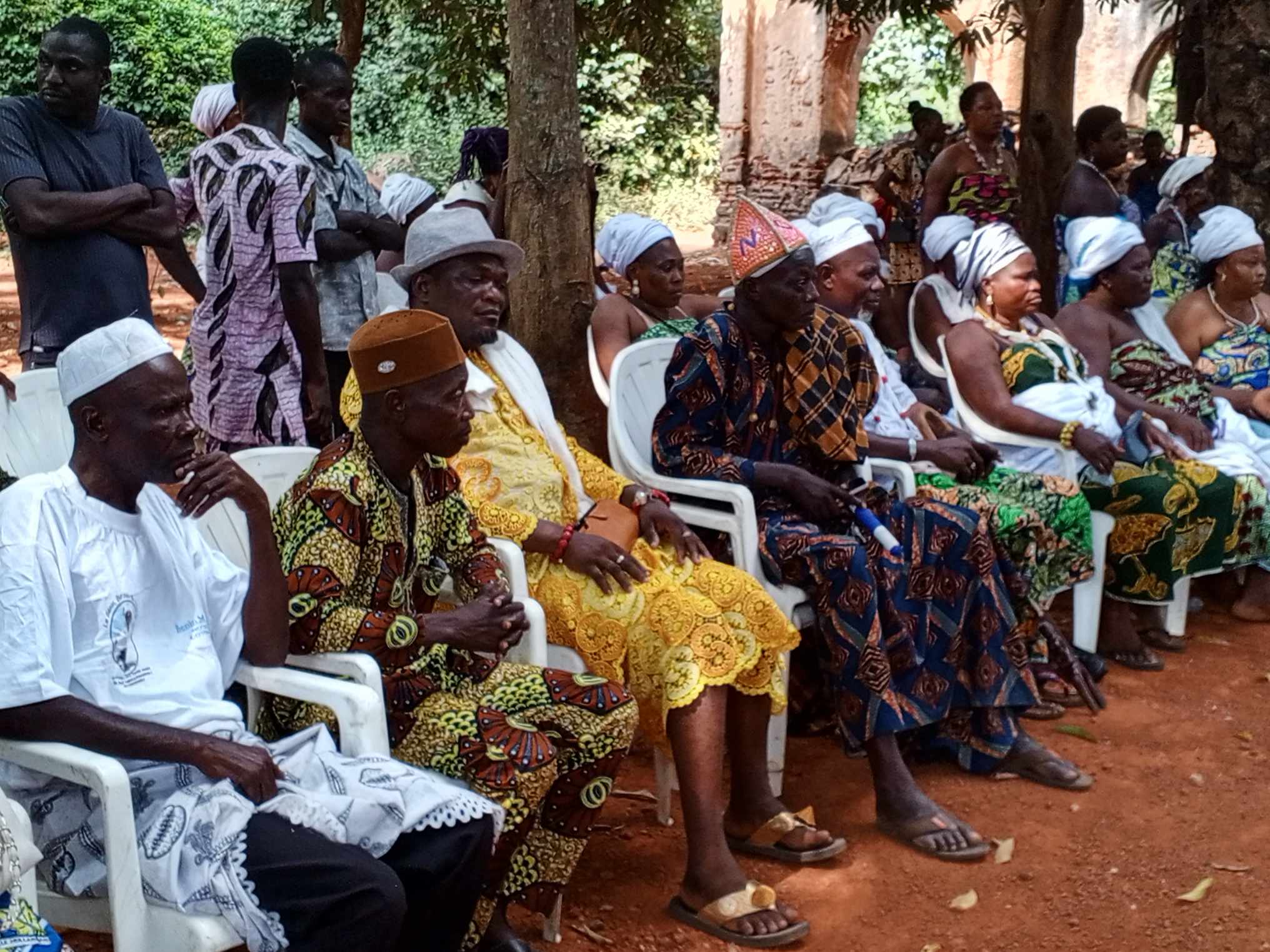 Energie mystique, amplifiée par le son des tambours vodun à la forêt Kpassê