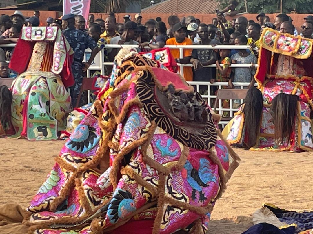 La danse des Egungun au son des tambours qui résonnent dans l'air à Maro