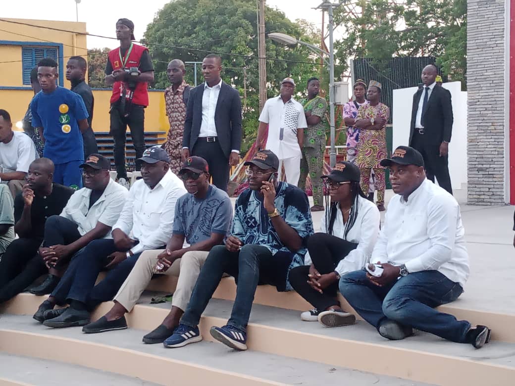 Patrice Talon regarde les Zangbeto au Vodun Days