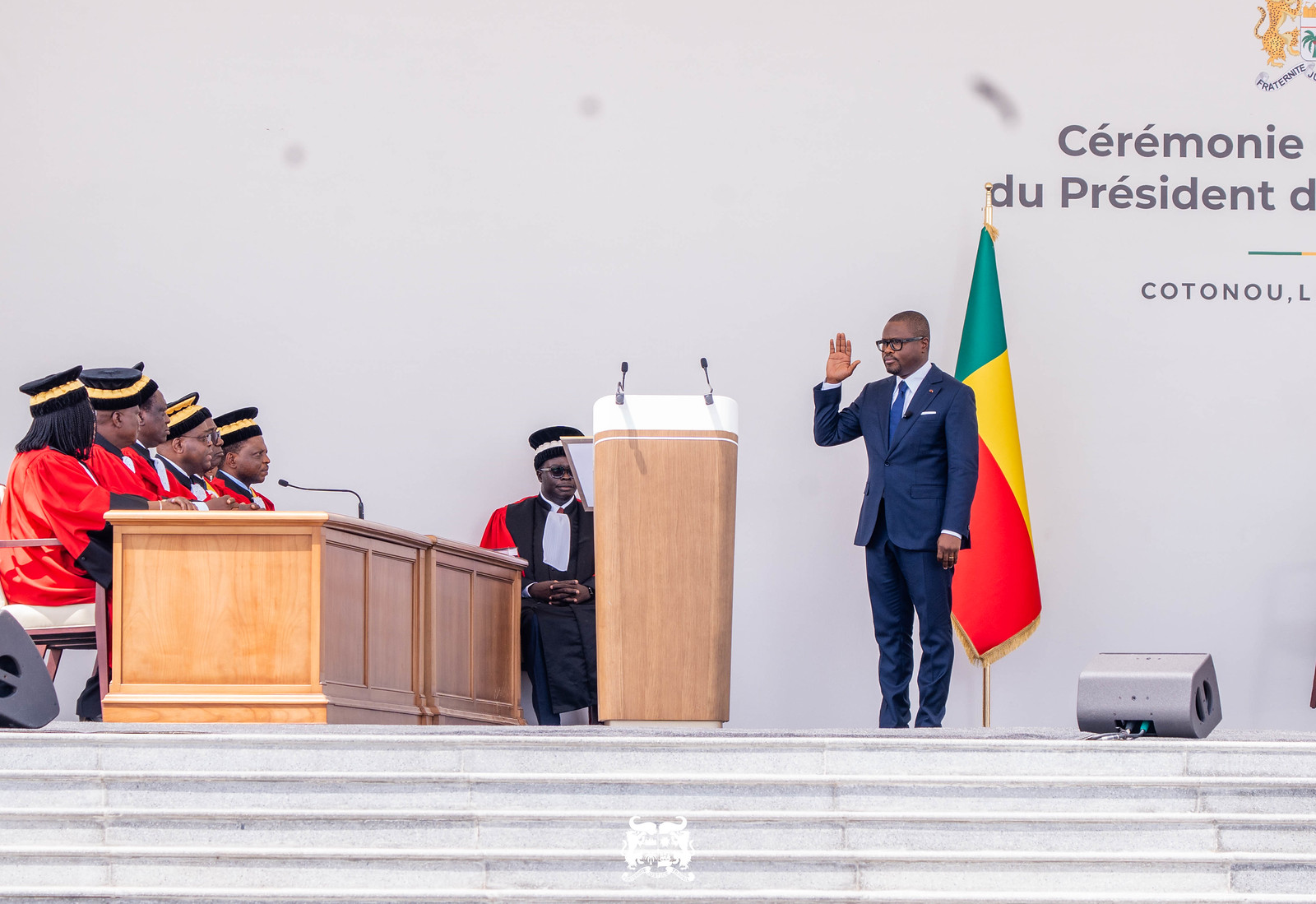 Derrière les symboles de l’investiture : Romuald Wadagni lance le pari risqué de la jeunesse et du rapprochement avec l’AES